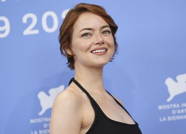 Emma Stone reconoce que cree en los extraterrestres; la actriz brilla en Venecia con "Bugonia"