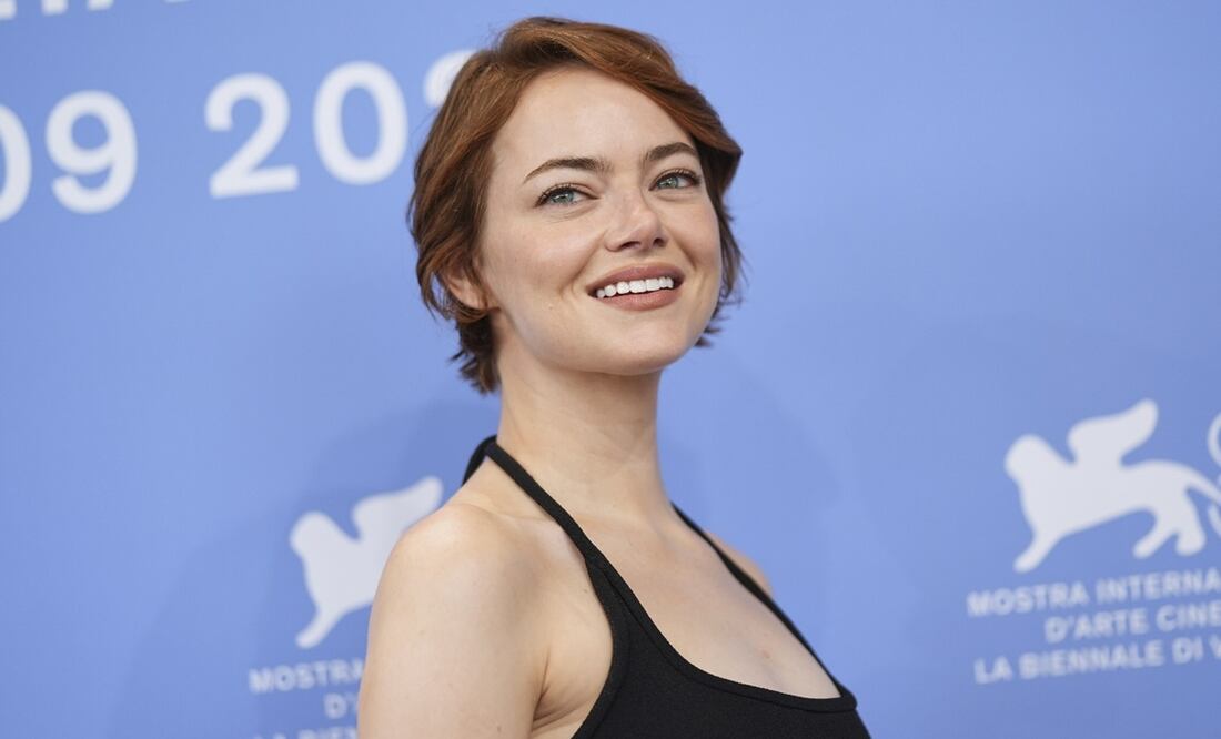 Emma Stone posa para los fotógrafos en la sesión fotográfica de la película "Bugonia" durante la 82.ª edición del Festival de Cine de Venecia, en Venecia, Italia. Foto: Scott A Garfitt/Invision/AP