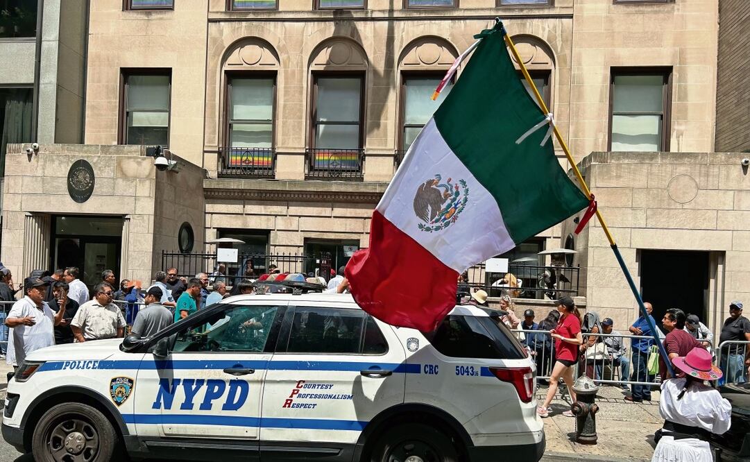Connacionales residentes en Nueva York asistieron a a votar en las elecciones generales en la sede del consulado de New York Foto: Javier Otazu EFE