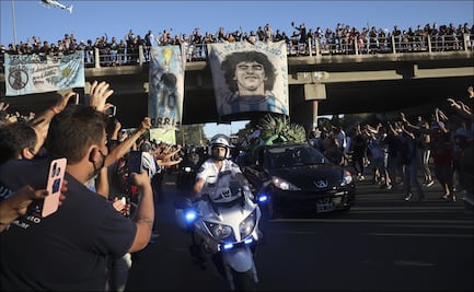 Los restos de Maradona llegan al cementerio para el último adiós