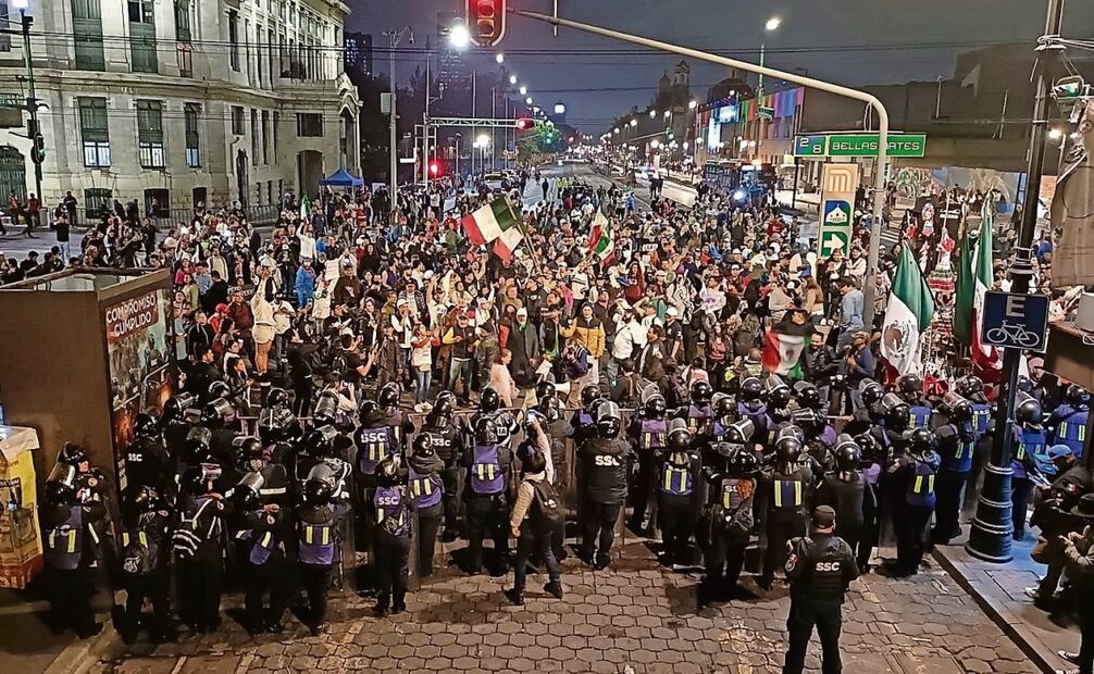 Los inconformes trasladaron sus protestas al recinto alterno del Senado en la calle de Donceles, donde se dio el sí definitivo a la reforma. Foto: Juan Carlos Williams / EL UNIVERSAL