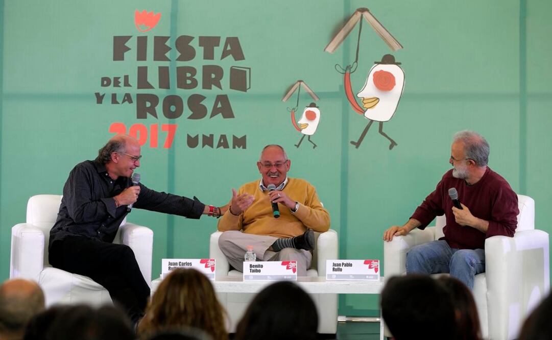 El cineasta y documentalista Juan Carlos Rulfo (i), su hermano, el pintor y grabador Juan Pablo Rulfo (d), y el escritor Benito Taibo (c) participan en el conversatorio "Cien años con Juan Rulfo". FOTO:EFE