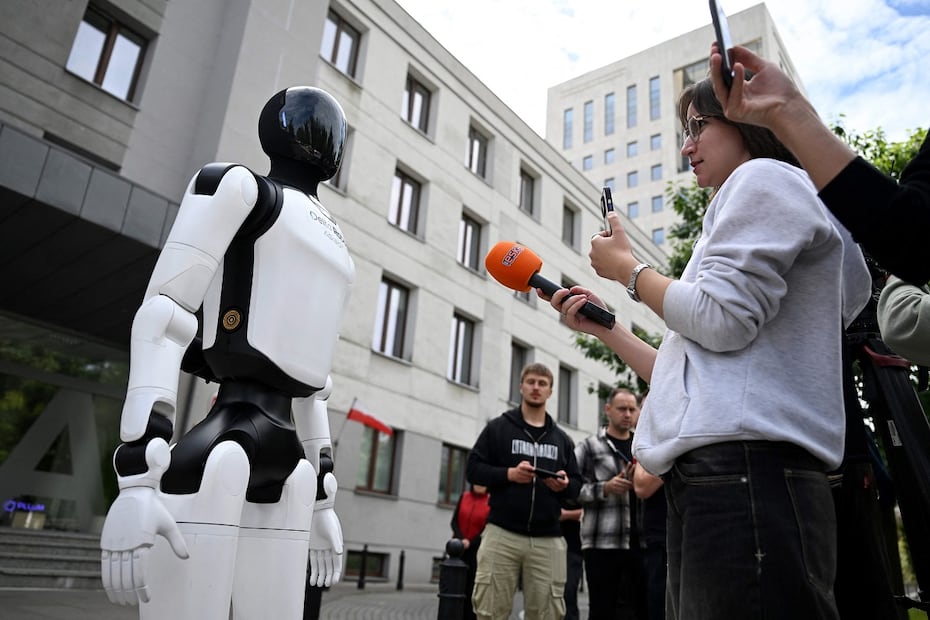 Un robot humanoide es entrevistado por periodistas, durante la protesta en Polonia que advirtió sobre el riesgo que la IA representa para el mercado laboral. FOTO: SERGEI GAPON. AFP