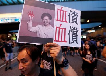 Miles de manifestantes exigen en Hong Kong la dimisión de su líder