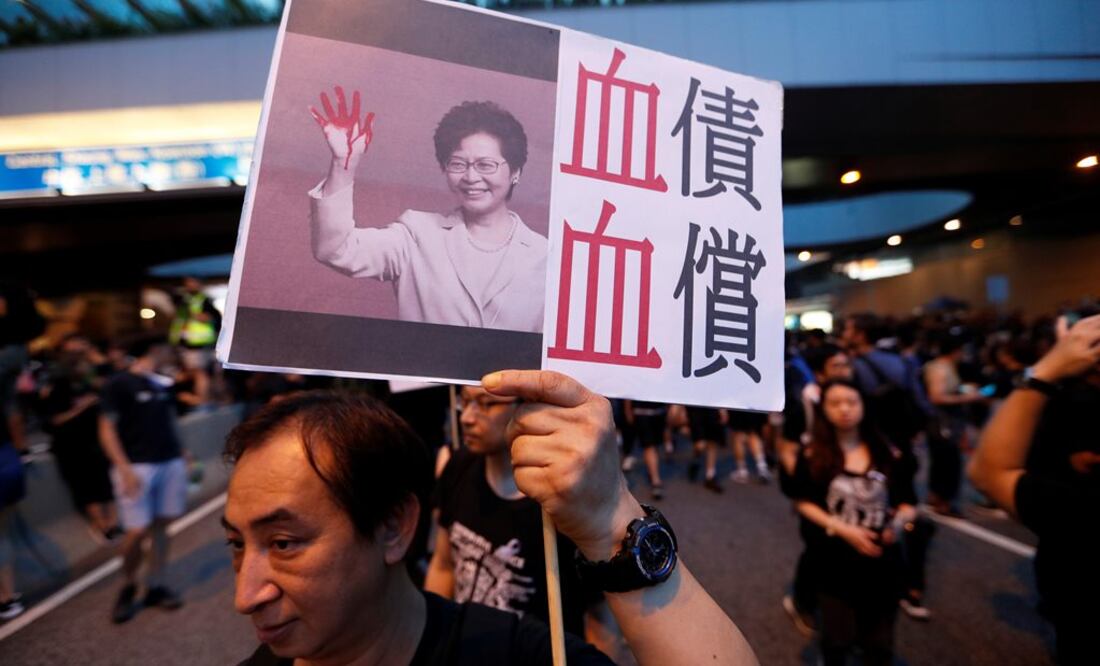 Los manifestantes, entre ellos ancianos, repletaron el centro financiero de Hong Kong para expresar su frustración contra la líder, Carrie Lam (Fotos: Reuters y EFE)