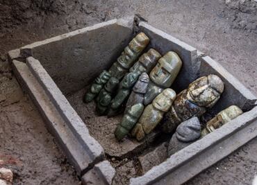 Hallan cofre de Piedra en Templo mayor con 15 esculturas antropomorfas