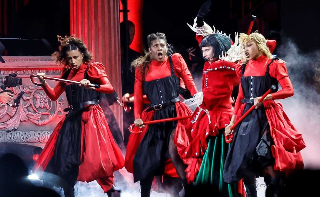 La cantante y compositora estadounidense Lady Gaga (2-d) se presenta en un macroconcierto gratuito en la playa de Copacabana este sábado, en Río de Janeiro (Brasil). Foto: EFE