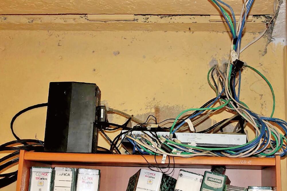 Los cables de electricidad que alimentan las instalaciones son externas, lo que las hace un foco de riesgo latente (ESPECIAL)