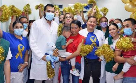Niño de 3 años toca “la campana de la victoria” por vencer al cáncer; recibió quimioterapias en el IMSS 