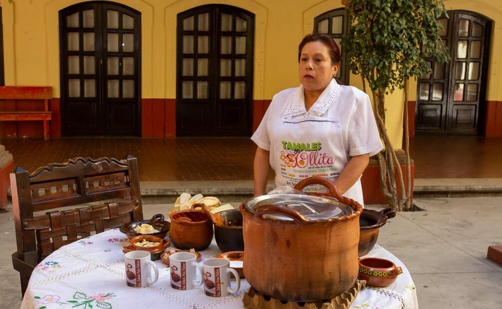Leticia Peña, integrante de una de las familias de tamaleros de Ocoyoacac, explicó la elaboración de los tamales de ollita, tradición que es de las más arraigadas entre la comunidad. Foto: Especial.