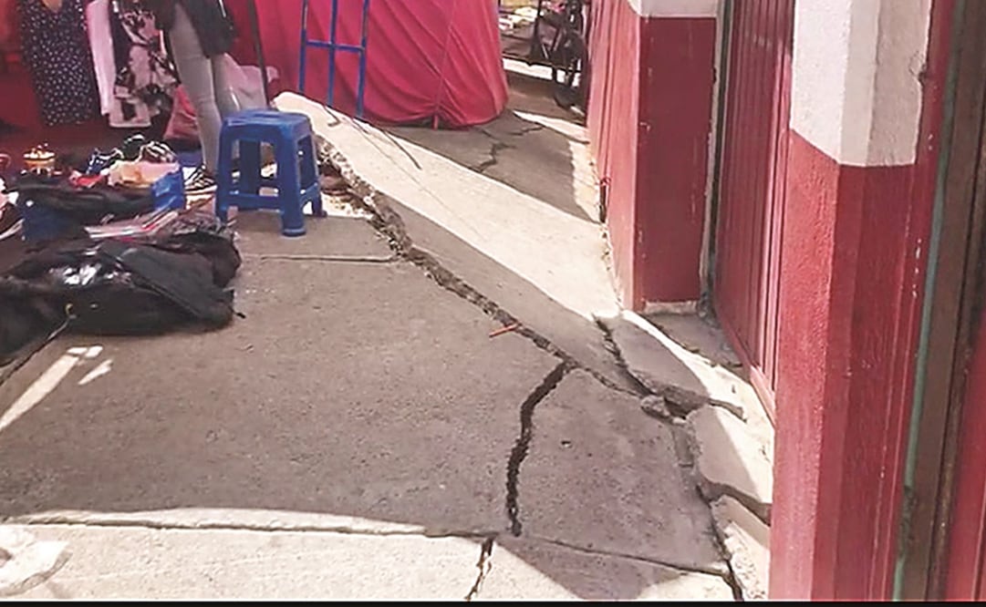 Al interior del plantel sólo se acordonó con cintas de plástico la zona de riesgo. Ayer, como todos los miércoles, se instaló un mercado a unos metros de la barda perimetral que está a punto de caer.