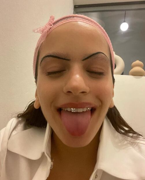 ¿Rosalía confirma el regreso de las cejas ultrafinas?