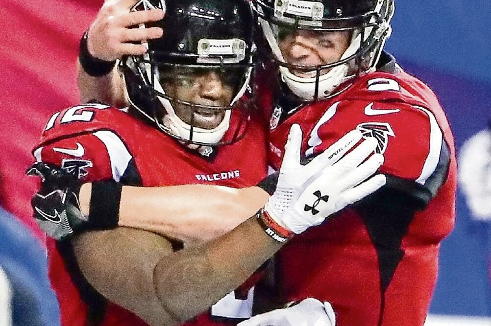 Mohamed Sanu (izq.), uno de los que completó touchdown (ERIK S. LESSER. EFE)