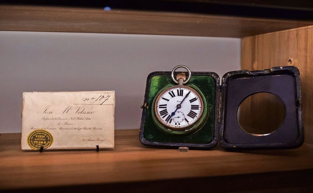 También se exhiben tarjetas de presentación firmadas, así como su reloj. Foto: Osmar Alvarado / EL UNIVERSAL