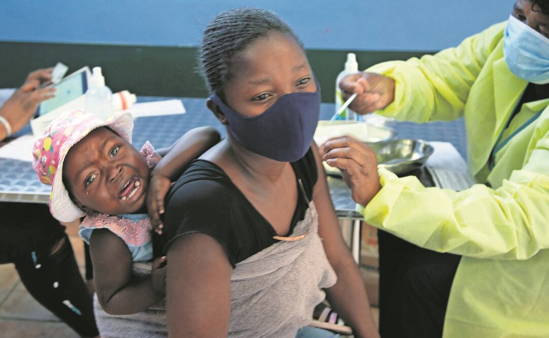 Una mujer recibe una vacuna contra el coronavirus de Pfizer en Johannesburgo. Foto: Denis Farrel/ AP.