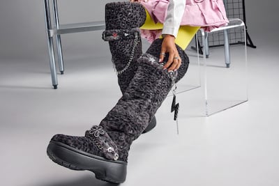 Crocs lanza botas de felpa estilo leopardo