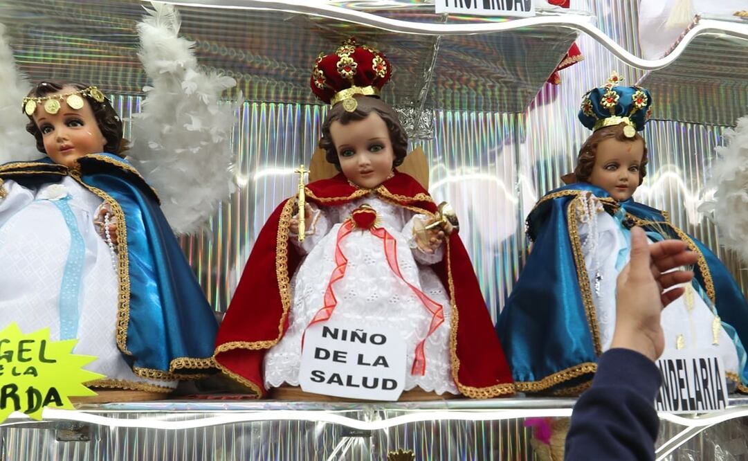 Familias en México eligen para su Niño Dios la ropa del santo o personaje que más agrade a la familia. Foto: EFE/Mario Guzmán