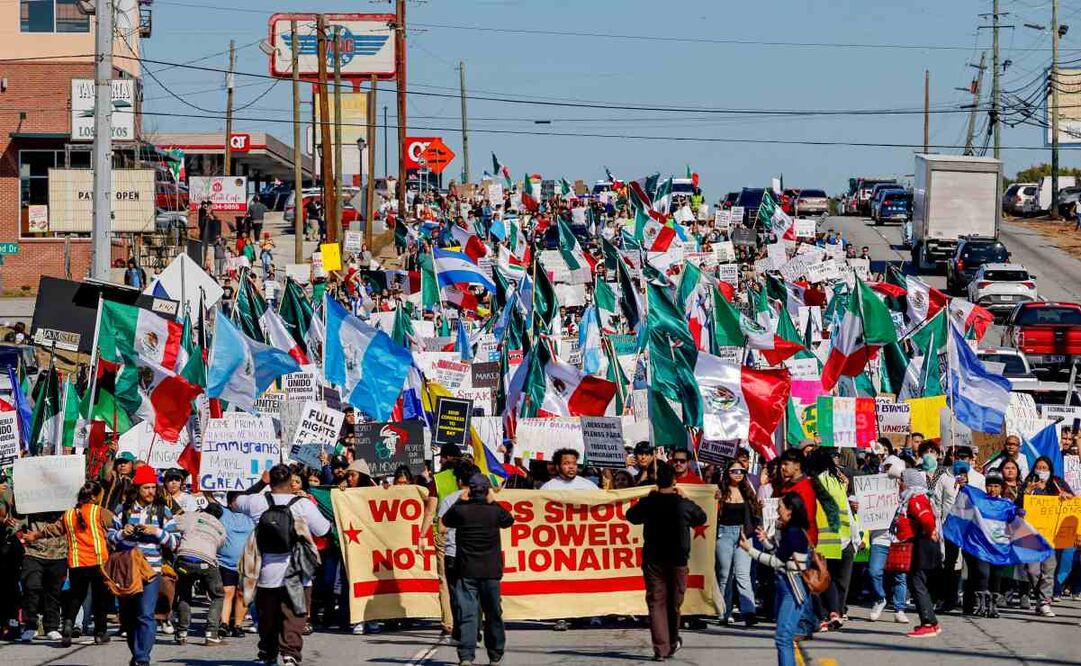 Cientos de personas se reunieron a lo largo de Buford Highway en Atlanta, Georgia, para manifestarse en contra de las recientes redadas de inmigración y deportación ejecutadas por la administración Donald Trump. (01/02/25) Foto: EFE