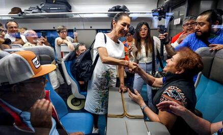 Sheinbaum se sube al Tren Maya y asegura que va a consolidar el proyecto ferroviario