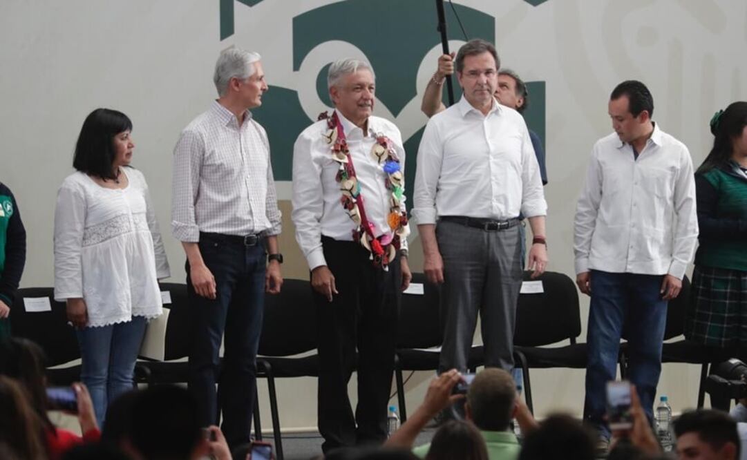 Acompañado del gobernador del Estado de México, AMLO arrancó el programa de becas para estudiantes de preparatoria. Foto: Luis Cortés / EL UNIVERSAL