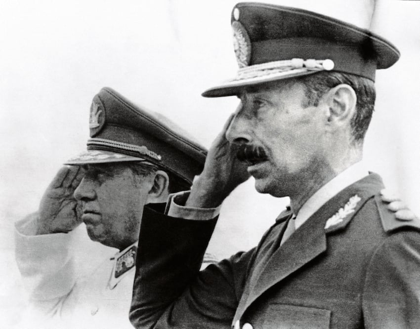 Los generales Augusto Pinochet (izq.), de Chile, y Jorge Videla, de Argentina, en 1978. Foto: AFP
