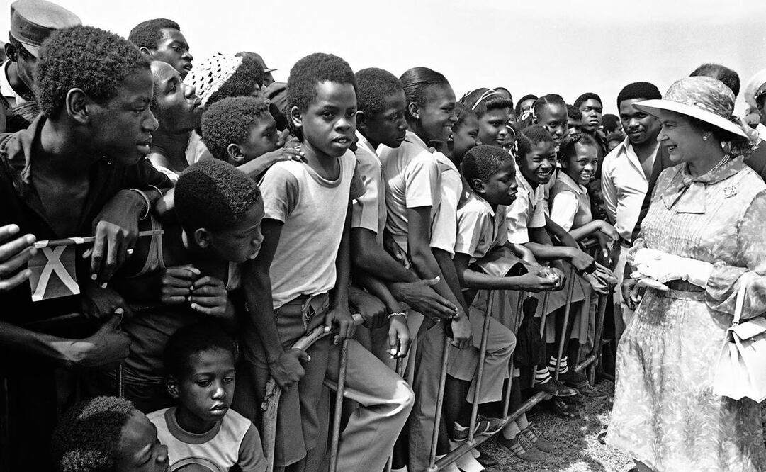 Niños jamaiquinos en una visita de la reina Isabel II a Kingston en 1983. La excolonia inglesa podría convertirse en república soberana. Foto: Archivo AP