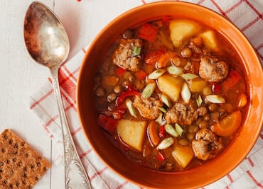 Prepara un caldo de pollo de rancho como el de Doña Ángela para estos días lluviosos