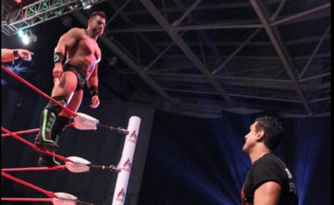 El Patrón Alberto enfrenta a Brian Cage. Tomada de: @luchalibreaaa