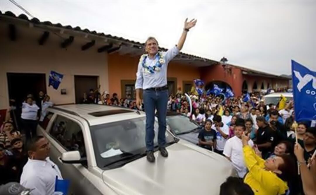 Miguel Angel Yunes Linares, candidate for Governor for the National Action Party, PAN, greets supporters during a campaign rally in Ixhuacan, Veracruz. (Photo: AP)