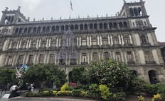 CDMX comienza instalación de alumbrado decorativo por el 15 de septiembre; colocan figura de Leona Vicario