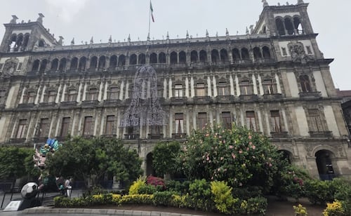 CDMX comienza instalación de alumbrado decorativo por el 15 de septiembre; colocan figura de Leona Vicario