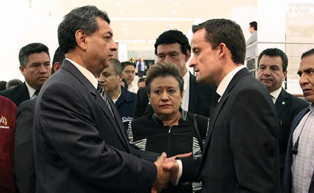 En nombre del presidente Enrique Peña Nieto, el director del IMSS dio el pésame a familiares de Calleja García. /Tomada de @Tu_IMSS