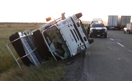 Por fuertes vientos, vuelca tráiler con ataúdes en el Istmo de Tehuantepec, Oaxaca
