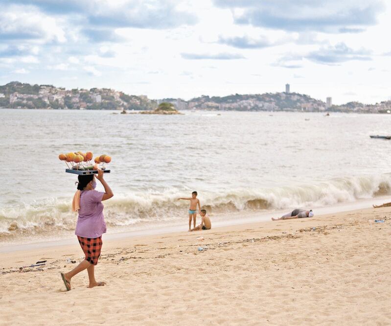 Pese a que poco a poco ha vuelto el turismo al puerto de Acapulco, para los pobladores es insuficiente, pues las ventas no son las mismas y lo que ganan es para insumos y para comprar un poco de comida. FOTOS: SALVADOR CISNEROS. EL UNIVERSAL
