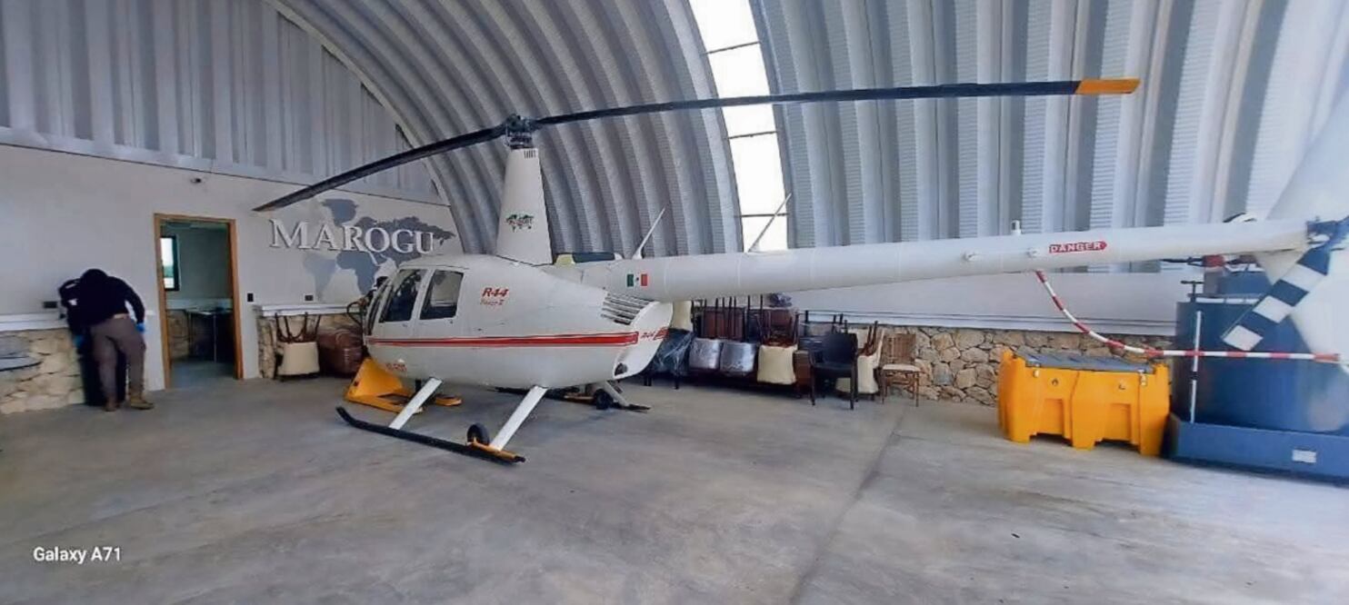 El gabinete de seguridad informó del cateo a una propiedad ubicada en el fraccionamiento Altozano de Villahermosa, donde se localizó un helicóptero. Foto: Especial