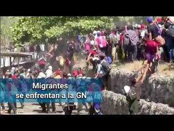 Migrantes centroamericanos cruzan a México a través de río Suchiate