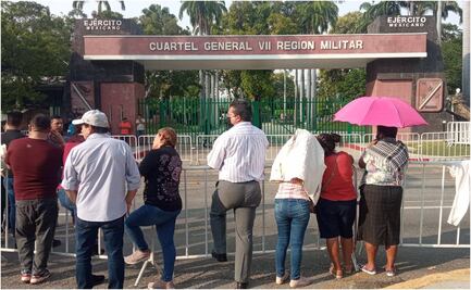 Maestros de la CNTE y SNTE protestan afuera de "la mañanera" de AMLO en Tuxtla Gutiérrez, Chiapas