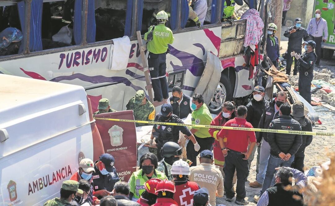 Cuerpos de emergencia municipales acudieron a la zona del accidente en El Guarda de Guerrero. Foto: Jorge Alvarado. El Universal