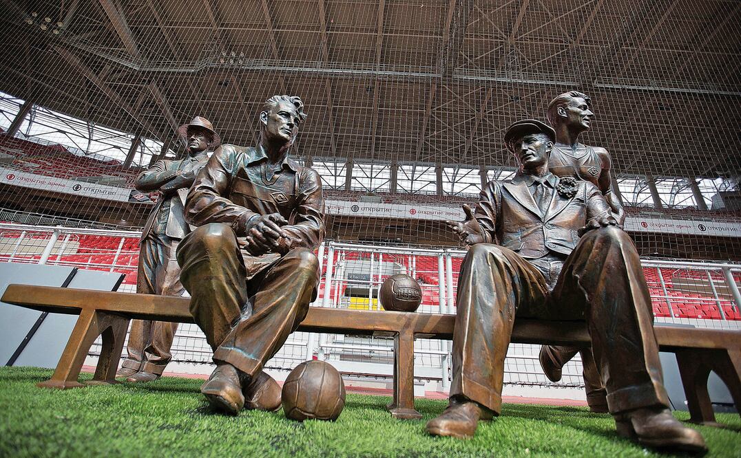 Una figura de bronce dentro del estadio Spartak, en Moscú. Foto: LI MING. XINHUA