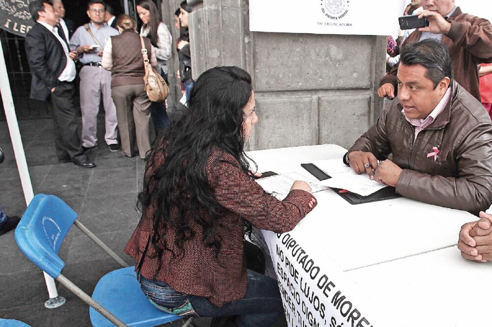 El legislador local de Morena, Paulo César Martínez, instaló una carpa a fuera de Plaza de la Constitución número 7 pues argumentó que no le fue asignado un espacio para que su equipo de trabajo labore (ADRIÁN HERNÁNDEZ. EL UNIVERSAL)