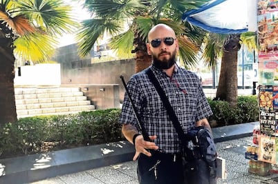 Se defiende a macanazos 