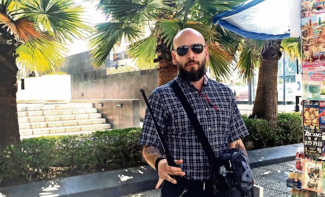 Eduardo considera que portar una macana no es ilegal y resalta que asiste a cursos para usarla de manera correcta (DAVID FUENTES. EL UNIVERSAL)