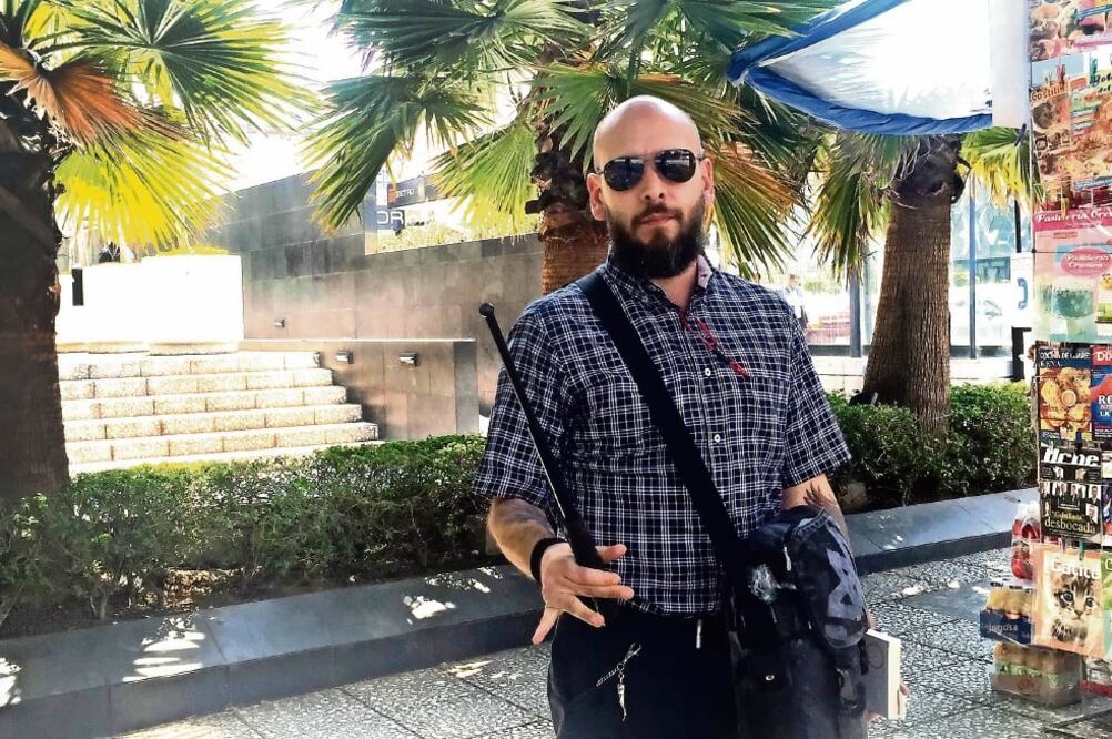 Eduardo considera que portar una macana no es ilegal y resalta que asiste a cursos para usarla de manera correcta (DAVID FUENTES. EL UNIVERSAL)