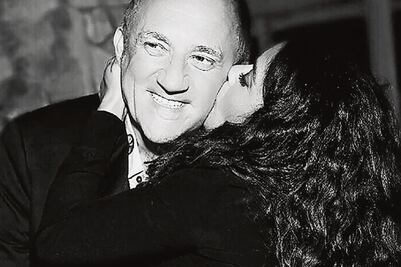 Salma besa a su marido y ríe con amigos por sus 50