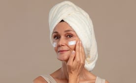 7 productos de skincare con efecto lifting ideales para mujeres de 60
