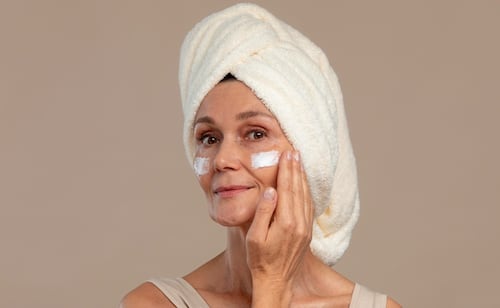 7 productos de skincare con efecto lifting ideales para mujeres de 60