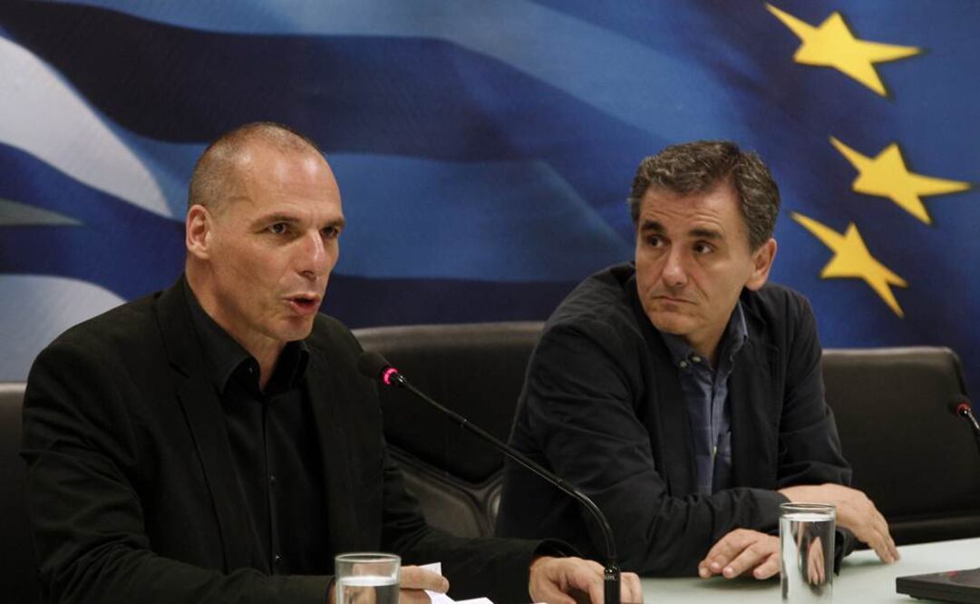 El saliente ministro griego de finanzas Yanis Varoufakis (i) habla junto al nuevo ministro Euclides Tsakalotos (d) Foto: EFE