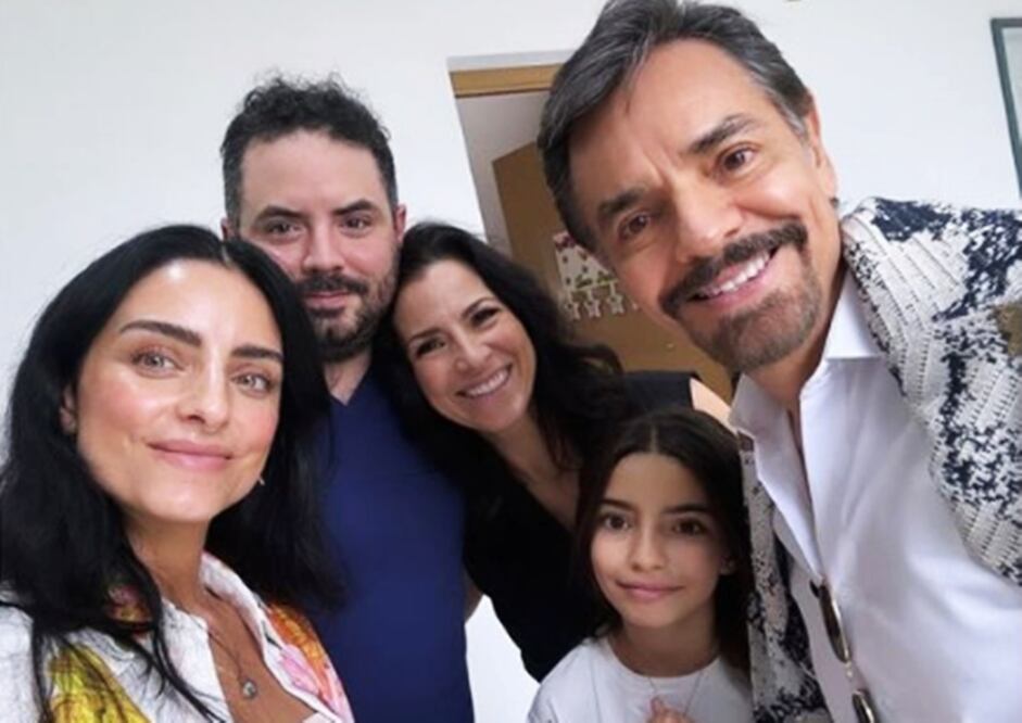Eugenio Derbez posa junto a sus hijos José Eduardo, Aislinn y Aitana, así como con su esposa Alessandra Rosaldo.
Foto: Instagram