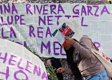 Fuera Taibo, piden mujeres en mitin poético, "o será señalado, dondequiera que se pare"
