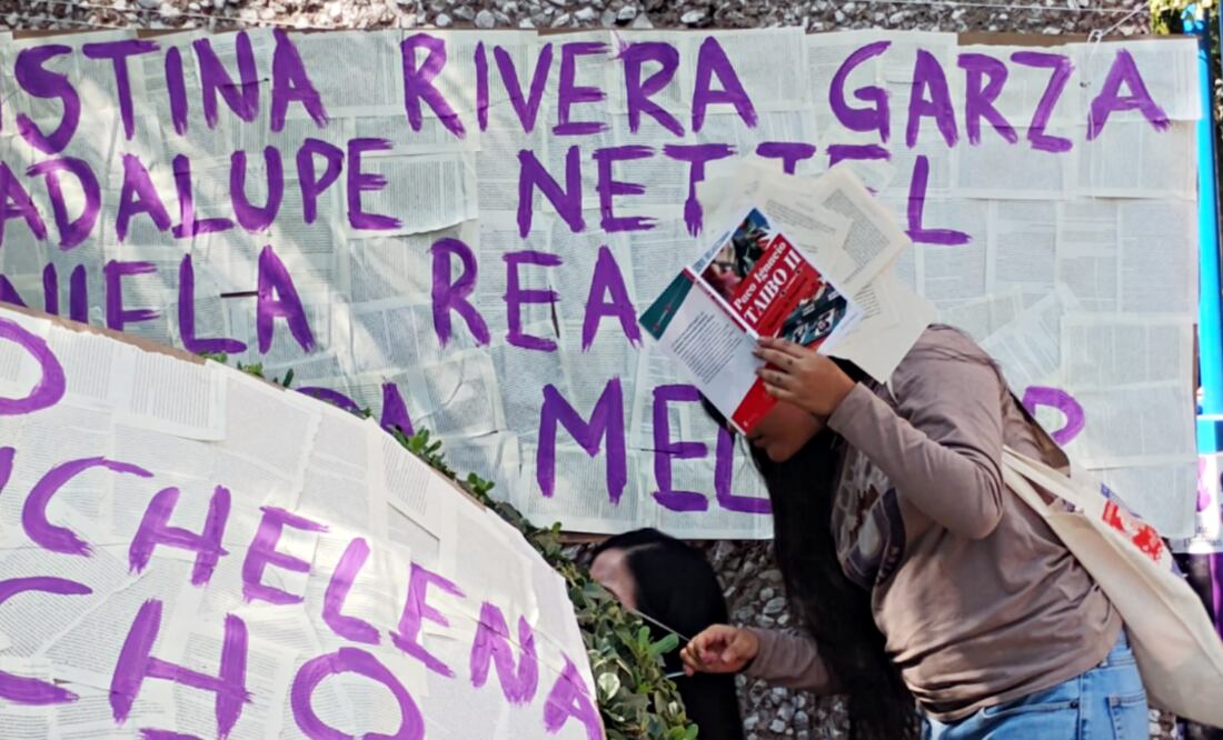 Jóvenes arrancan páginas de libros de Paco Ignacio Taibo II; las pegan en la puerta de la librería en el Ajusco, al ritmo de una canción que corean "nadie te preguntó".
Foto: Yanet Aguilar Sosa / EL UNIVERSAL